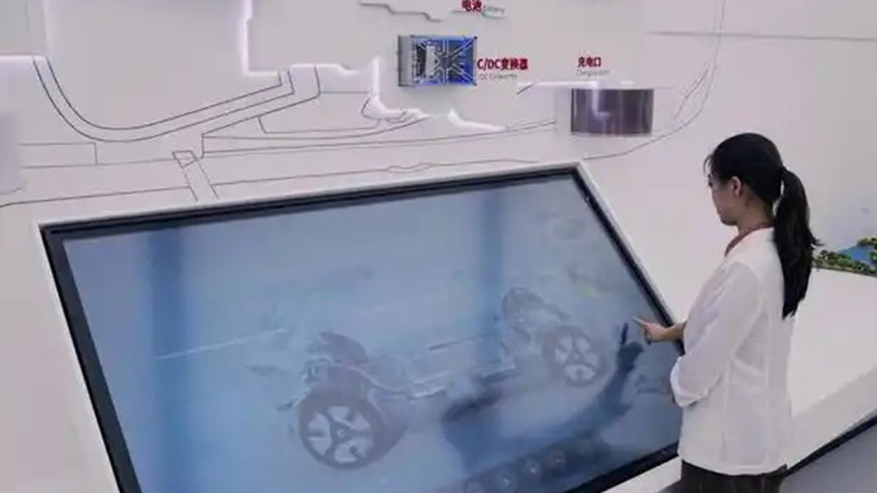 三機(jī)聯(lián)動(dòng)煥新觀展模式！康維偉業(yè) 65 寸交互式會(huì)議機(jī)入駐上海徐匯個(gè)人展